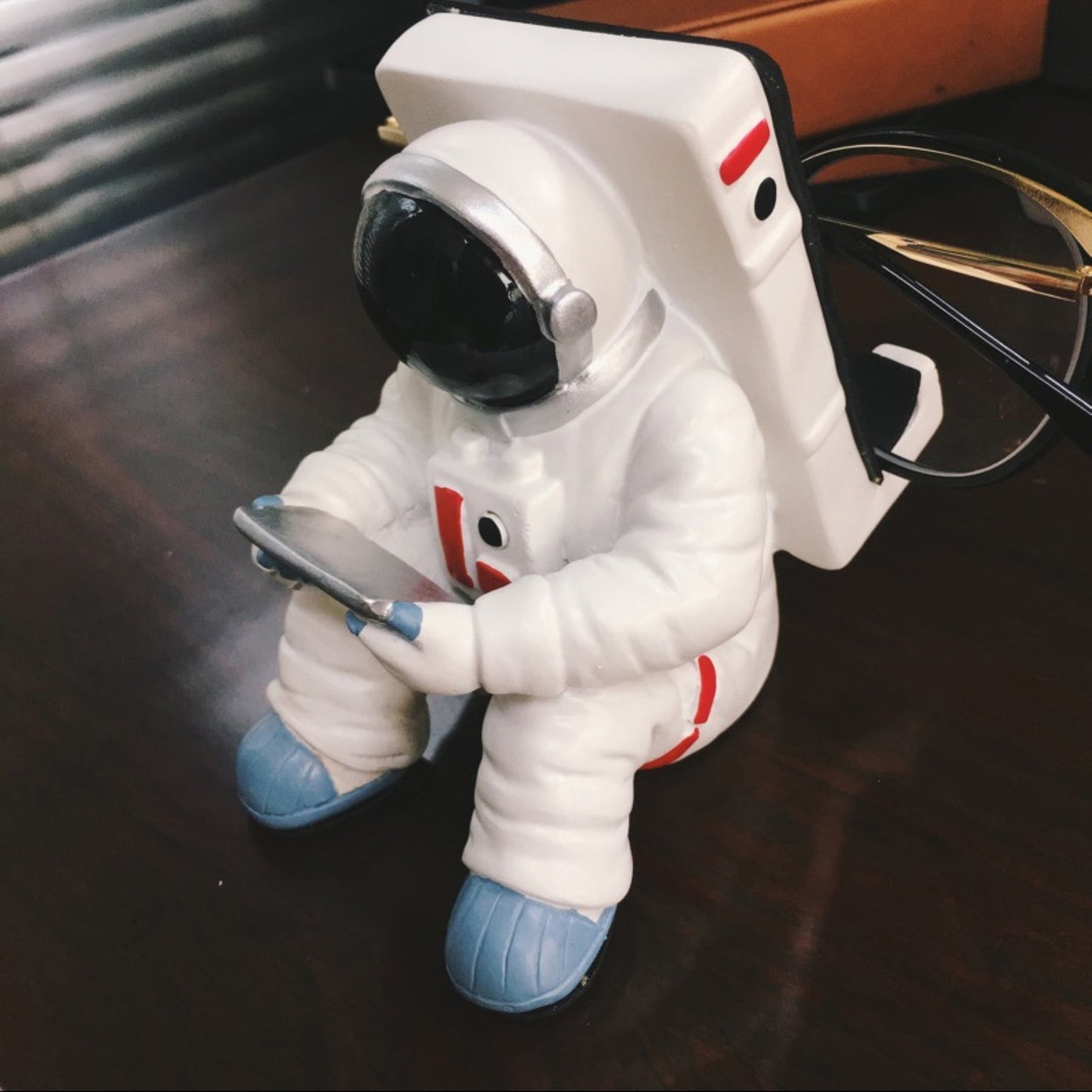 Creative Astronaut Desktop Universal Mobile Phone Stand Holder Mount Bracket Home Decor Home Accessories Office Desk Accessories